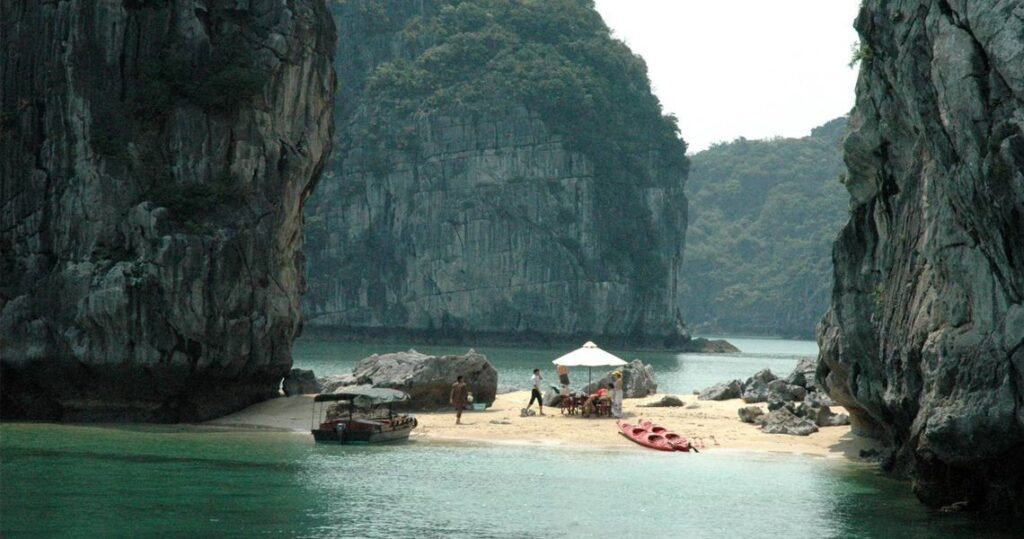 Kayak de la baie de Lan Ha: meilleurs endroits pour faire du kayak dans la baie de Lan Ha au Vietnam