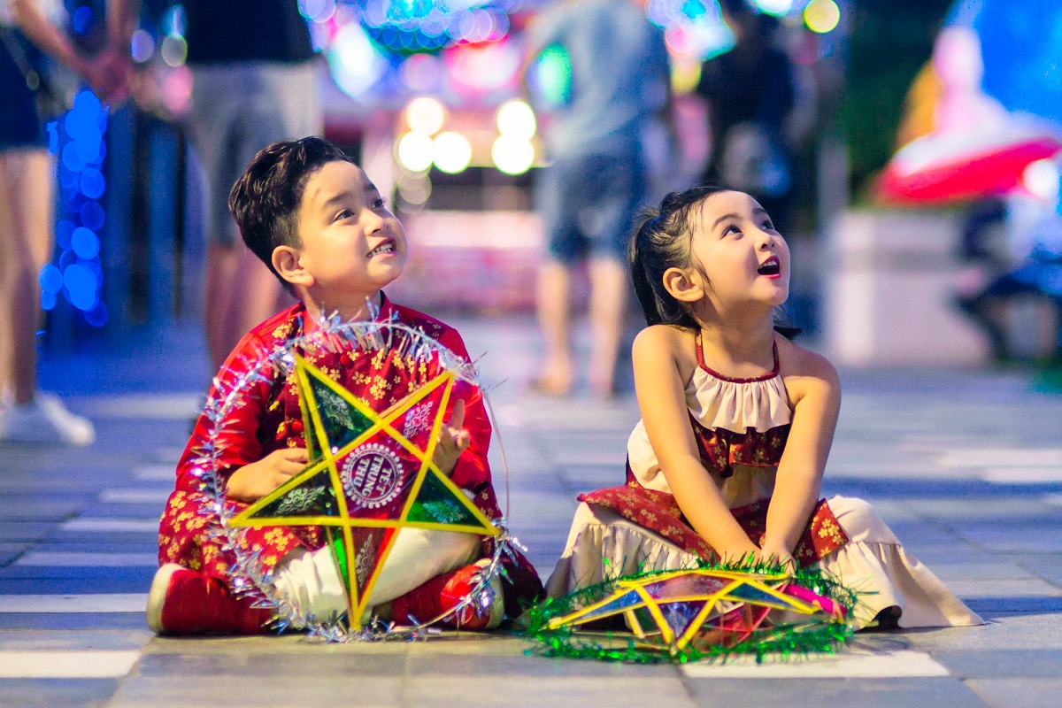 La fête de la mi-automne (la fête de la lune, la fête des enfants ou la fête des retrouvailles ) au Vietnam