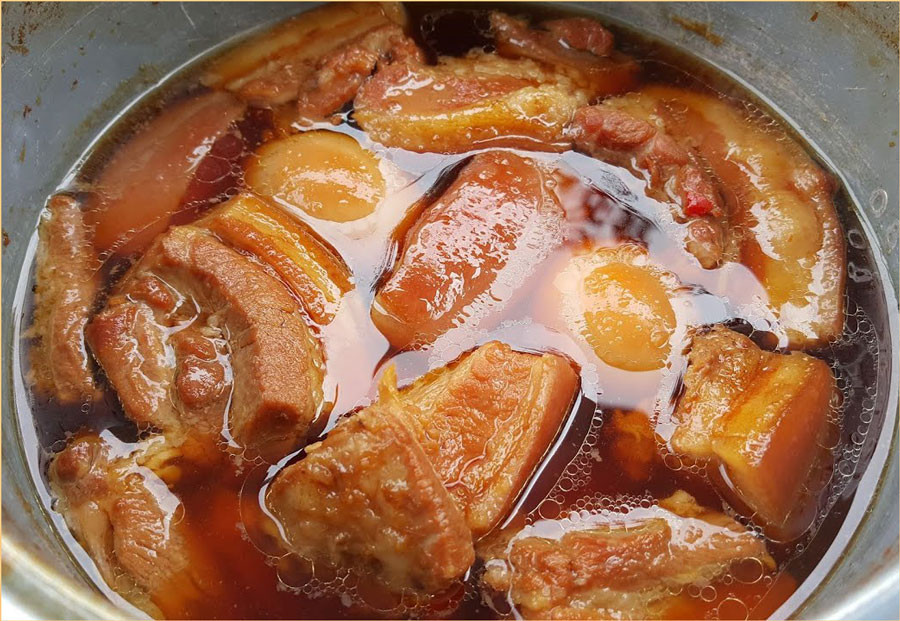 Thit Kho Trung (porc braisé vietnamien avec des oeufs)
