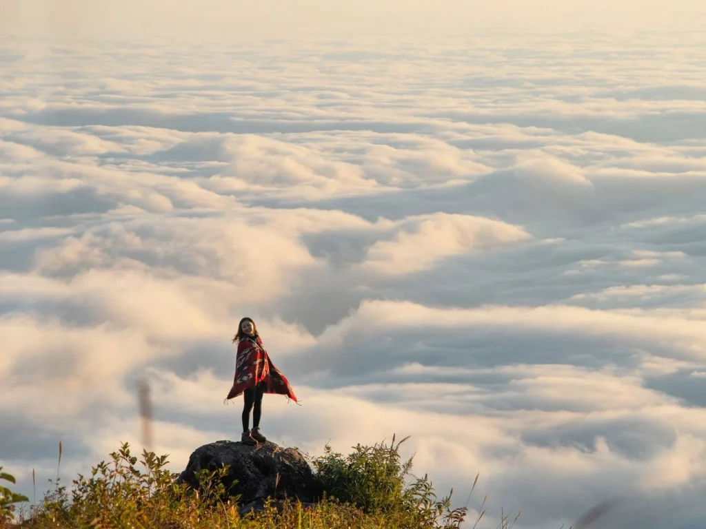 Bach Moc Luong Tu (Kỳ Quan San), la quatrième plus haute montagne du Vietnam ( 3 045 mètres )