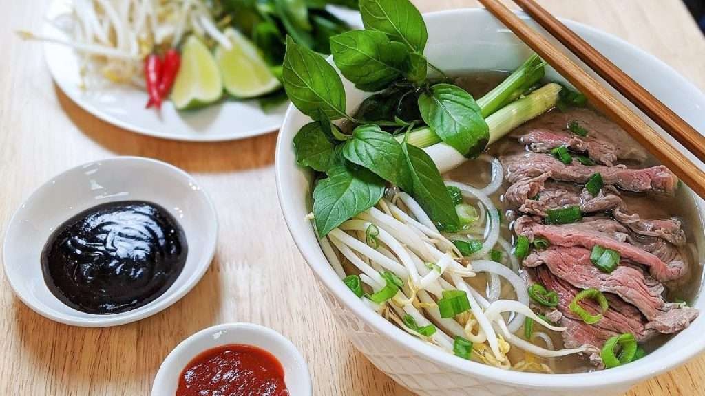 Soupe de nouilles vietnamienne ( Phở ) - Le plat le plus célèbre du Viêt Nam