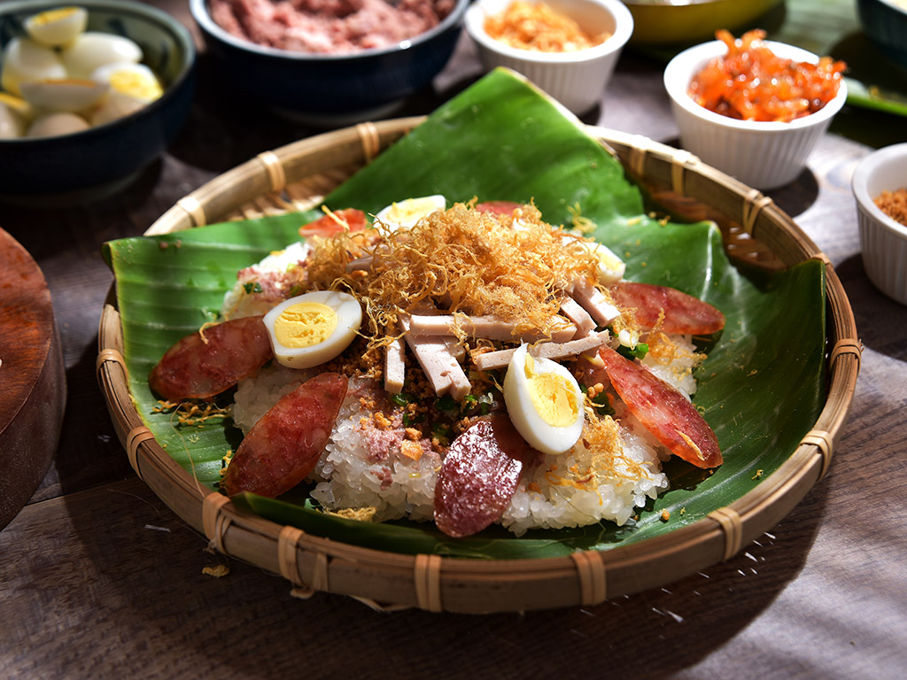 Xoi, riz gluant cuit à la vapeur, un plat de rue vietnamien savoureux à déguster absolument