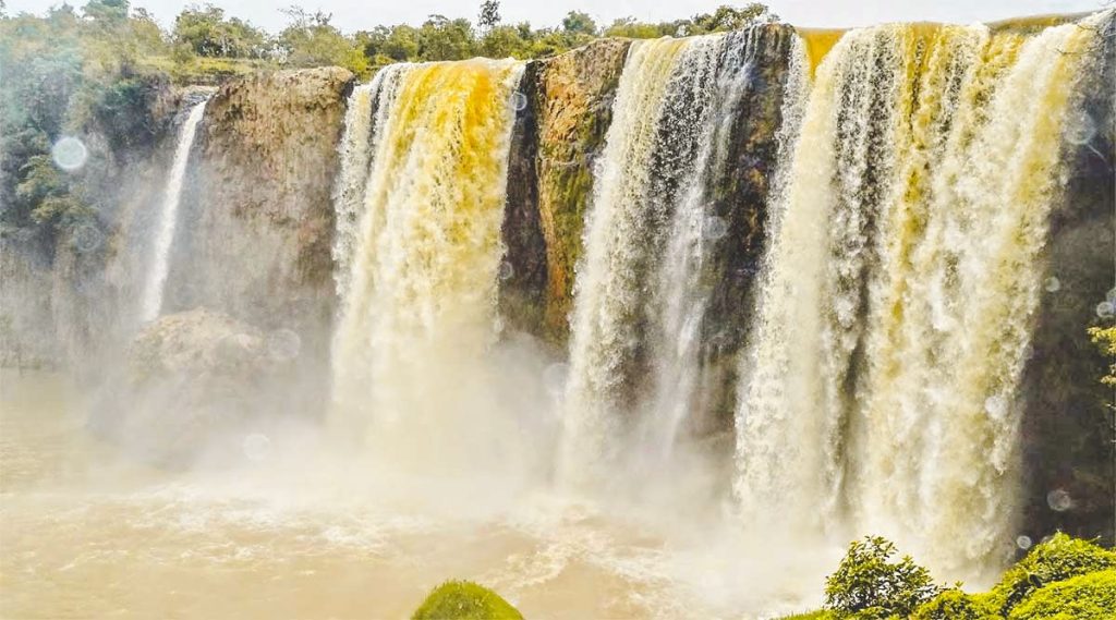 Cascade de Bao Dai, une des cascades les plus hautes, les plus grandes et les plus pittoresques de la province de Lam Dong