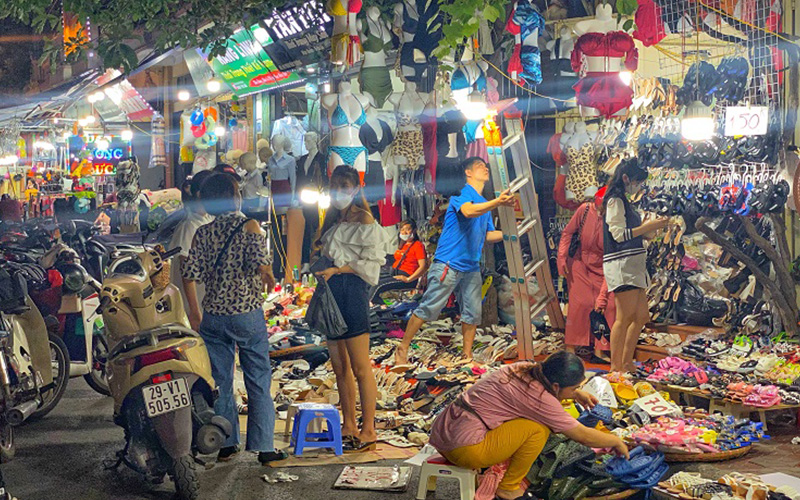 Marché nocturne du week-end de Hanoï, guide de voyage