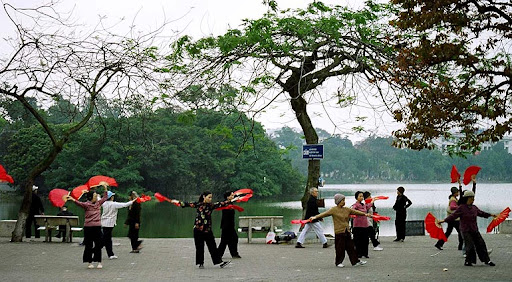 Le lac Hoan Kiem, également connu sous le nom de «lac de l'épée restituée», est un lac d'eau douce situé au centre de Hanoï.