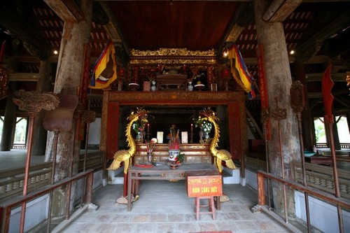 La maison communale , un symbole de la culture, de l’esprit et de la religion du peuple vietnamien La maison communale , un symbole de la culture, de l’esprit et de la religion du peuple vietnamien