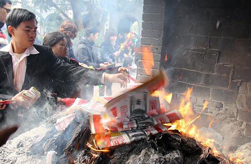 Pourquoi les Vietnamiens brûlent du papier votif ?