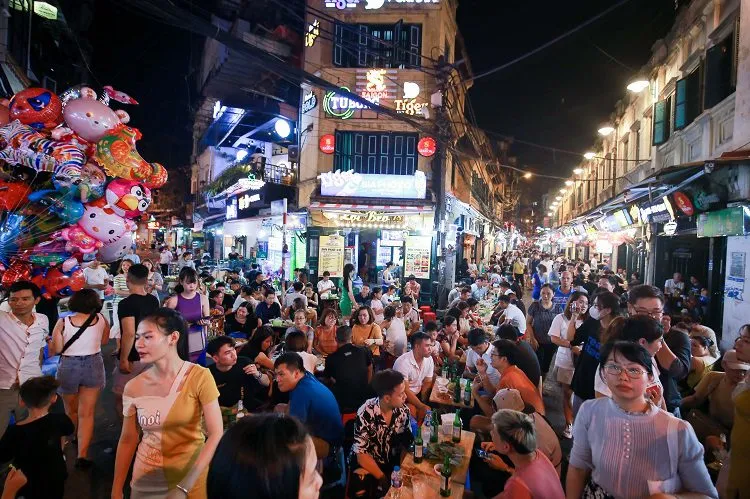 visiter le Vietnam en novembre La rue de la bière de pression à Hanoi - un point fort de la vie nocturne locale à Hanoi