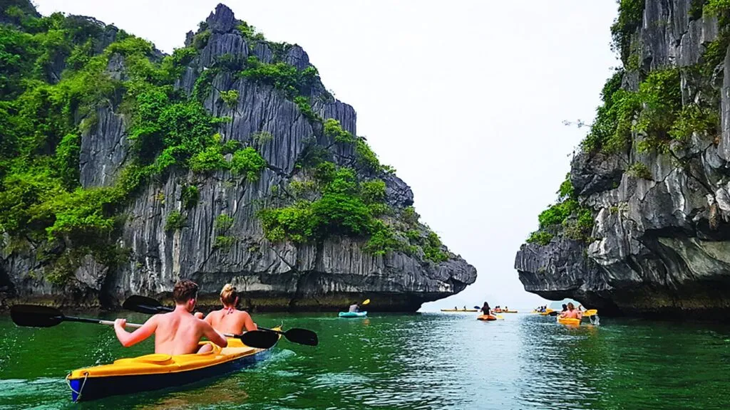 Kayak de la baie de Lan Ha: meilleurs endroits pour faire du kayak dans la baie de Lan Ha au Vietnam Tung Gau