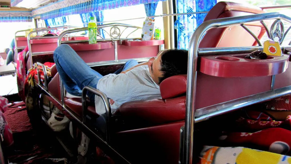 VIENTIANE à HANOI - Vol, bus couchette, train ? VIENTIANE à HANOI - Vol, bus couchette, train ?