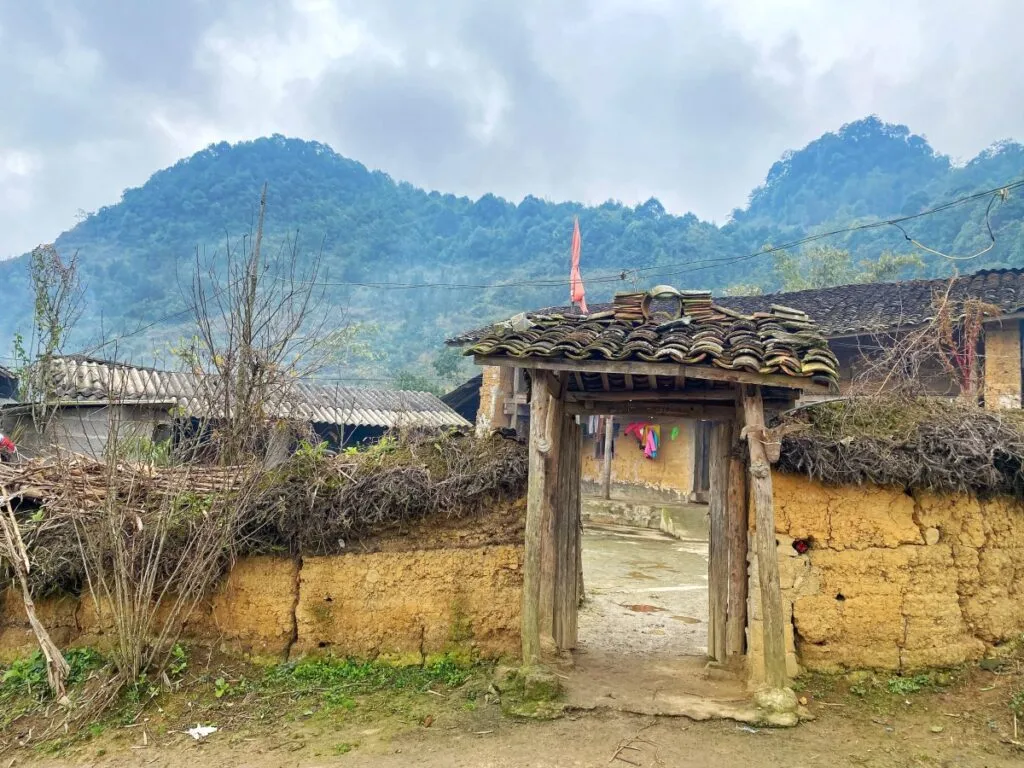 Circuit Boucle de Ha Giang en 3 jours 2 nuits en moto avec guide francophone / aventure à moto Le village de Lo Lo Chai à Ha Giang, au Vietnam.
