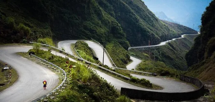 Le géoparc mondial de Dong Van Karst Le col de Tham Ma - Le col sinueux de montagne à Ha Giang