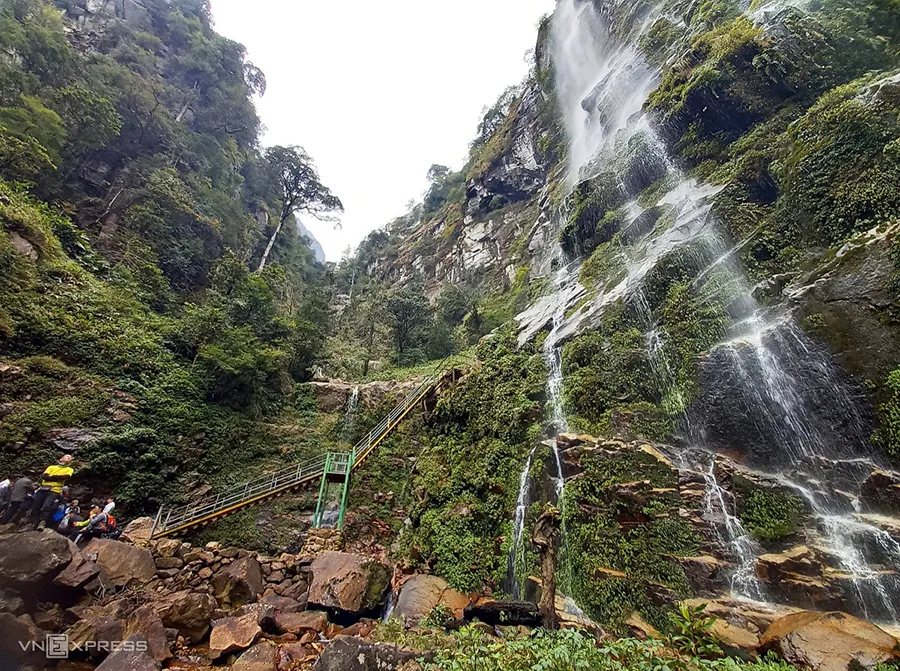 Nhiu Co San 2965m (Lao Cai), la neuvième plus haute montagne du Vietnam Nhiu Co San - La montagne de la corne du buffle, 2965 mètres, La 9ème plus haute montagne du Vietnam
