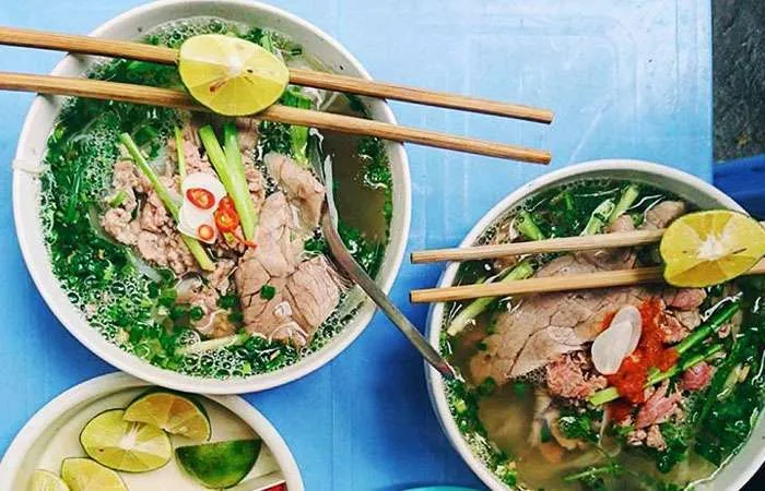 Les petits déjeuners les plus courants et les plus délicieux au Viêt Nam Soupe de nouilles vietnamienne ( Phở ) - Le plat le plus célèbre du Viêt Nam