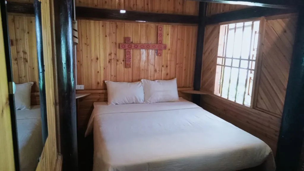 Logement chez l'habitant dans une maison des Hmong Noir au fond de la vallee Muong Hoa