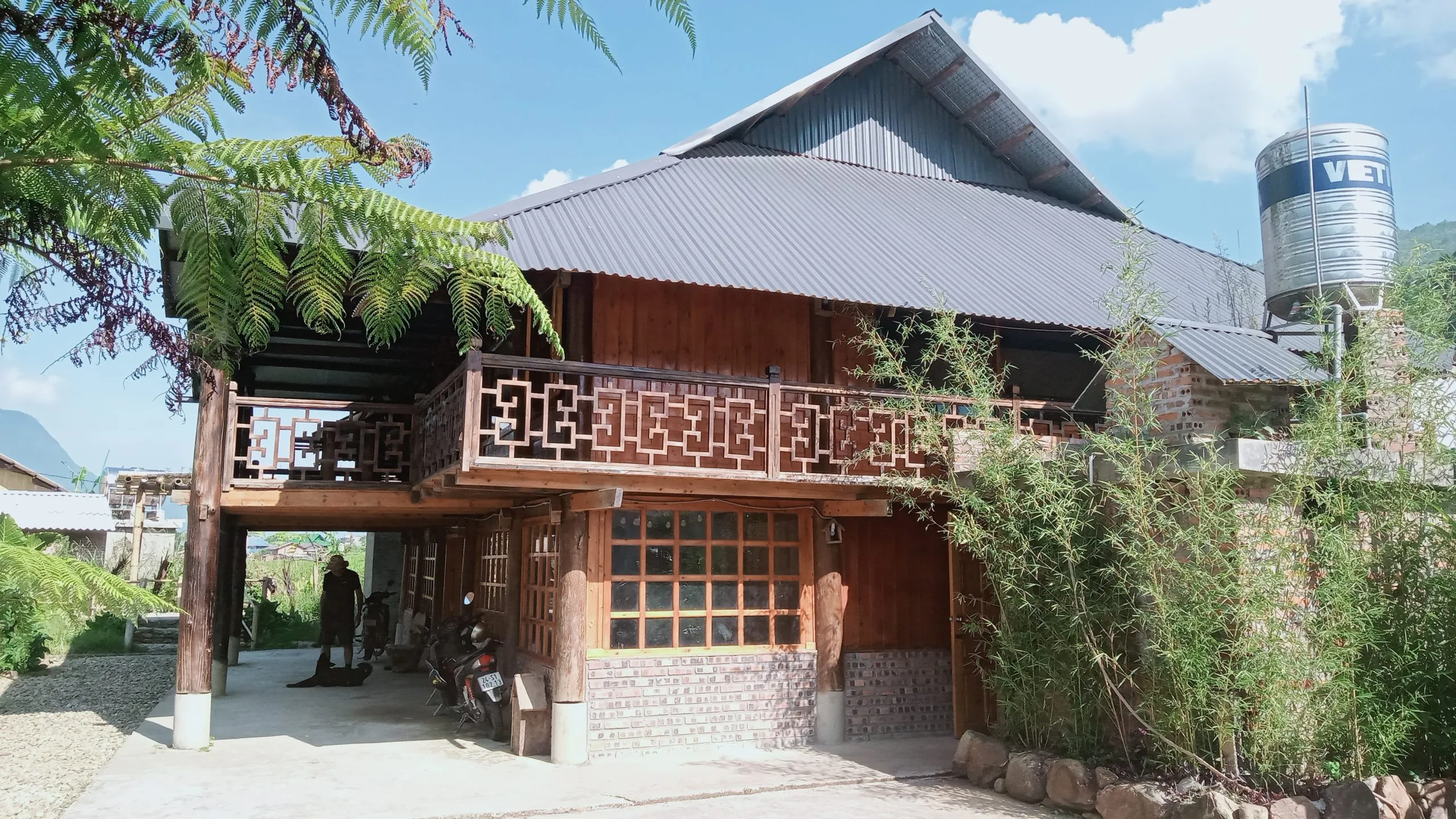 Logement chez l'habitant dans une maison des Hmong Noir au fond de la vallee Muong Hoa