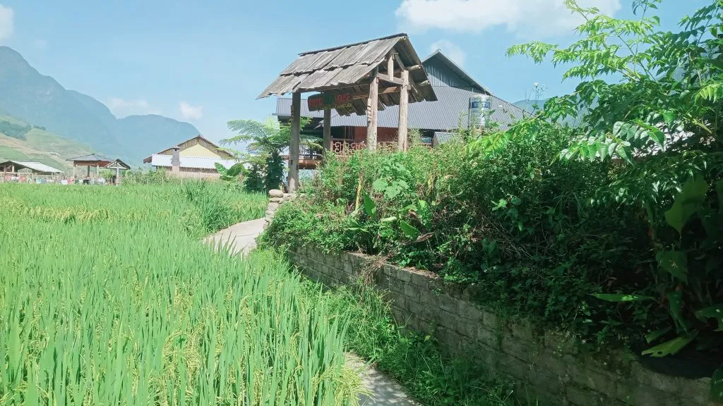 Logement chez l'habitant dans une maison des Hmong Noir au fond de la vallee Muong Hoa
