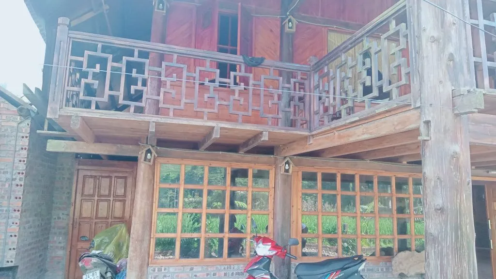 Logement chez l'habitant dans une maison des Hmong Noir au fond de la vallee Muong Hoa