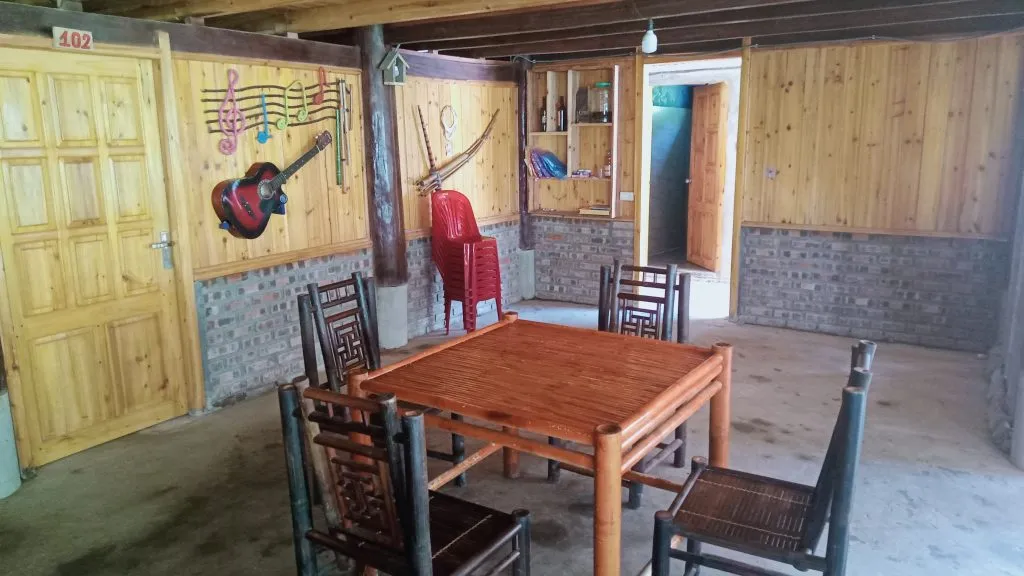 Logement chez l'habitant dans une maison des Hmong Noir au fond de la vallee Muong Hoa