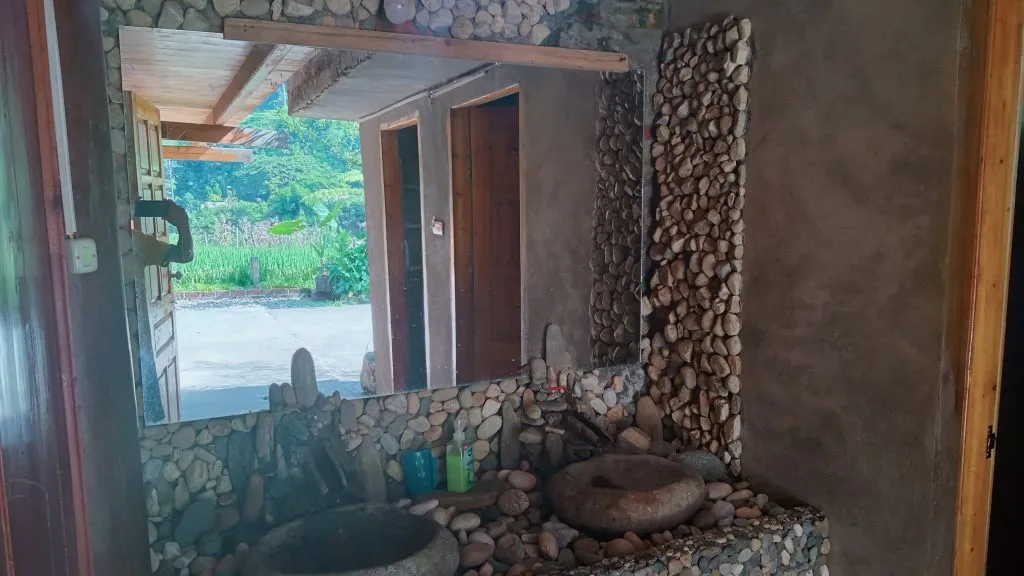 Logement chez l'habitant dans une maison des Hmong Noir au fond de la vallee Muong Hoa