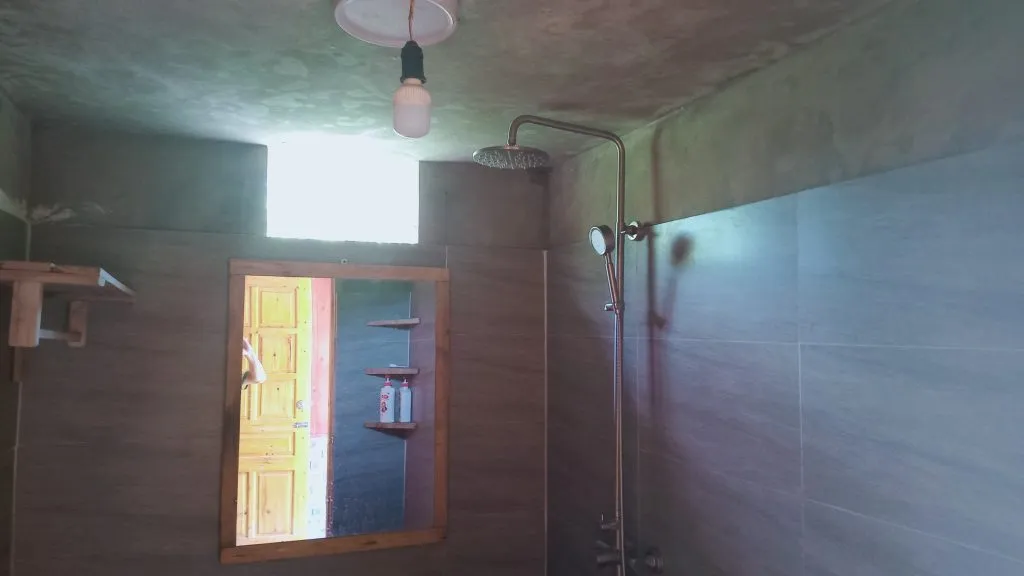 Logement chez l'habitant dans une maison des Hmong Noir au fond de la vallee Muong Hoa