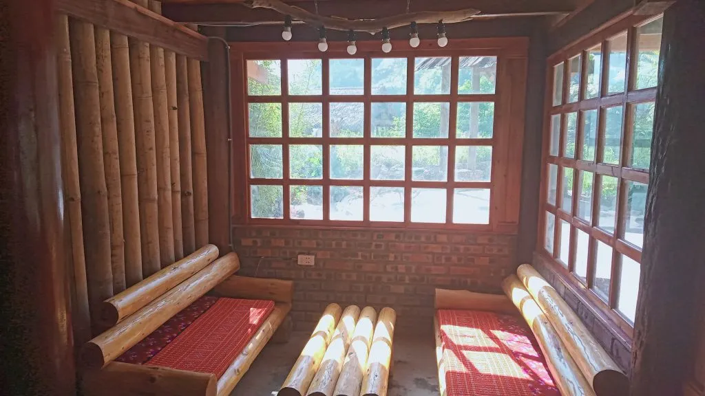 Logement chez l'habitant dans une maison des Hmong Noir au fond de la vallee Muong Hoa