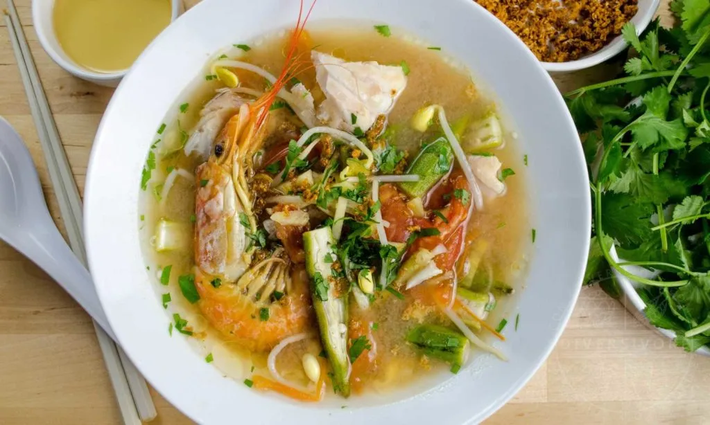 Les différences entre la cuisine vietnamienne du Nord et celle du Sud Canh Chua (soupe aigre du sud du Vietnam)