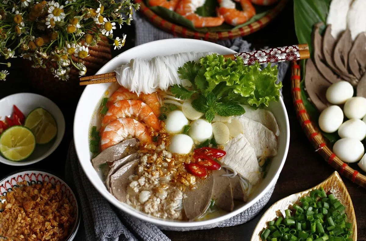Hu tieu, soupe vietnamienne de nouilles au porc cuite, un must pour un voyage dans le Sud Vietnam
