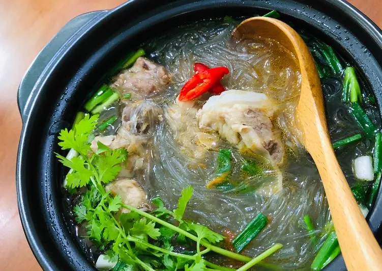 Le Miến est un petit-déjeuner courant dans le nord du Viêt Nam. Le Miến est un petit-déjeuner courant dans le nord du Viêt Nam.