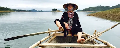 lac de Thac Ba Dao aux pantalons blancs